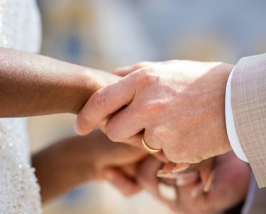 des mains de couple mariés qui se tiennent avec amour