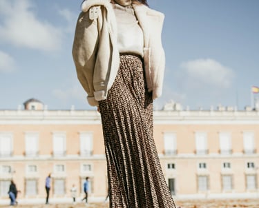 modelo posando en espacio abierto