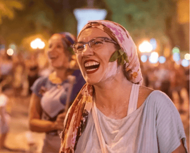 Noelia Flores sonriente y feliz en la Fiesta de la Chaya, celebrando el folclore argentino