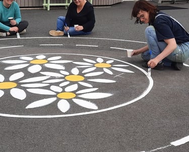 Encadrement chantier marquage au sol école primaire maternelle embellissement espace peinture au sol
