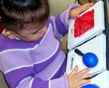 uma jovem está brincando com um brinquedo