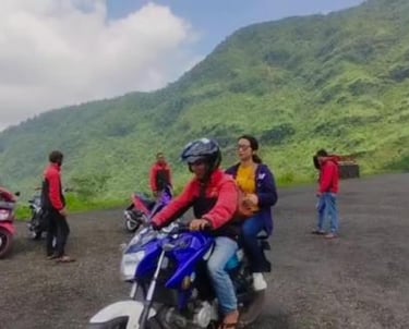 Tersedia jasa Ojek Wisata di area parkir yang siap mengantar Anda hingga ke bibir kawah (tanpa perlu