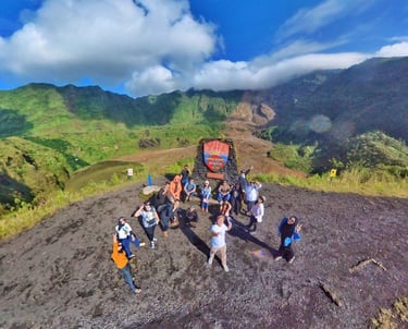 Memiliki sekitar 620 anak tangga. Ini adalah jalur paling populer karena posisinya di tengah dan lan