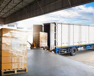 Un camión cargando un palé