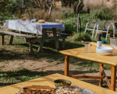 Taules amb banc per a l'hora de l'esmorzar, brunch, dinar, berenar...