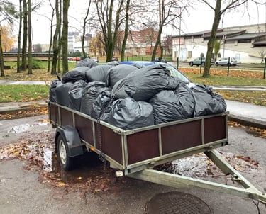 Lapai, spygliai ir kitos atliekos sukrautos maišuose, vežamos utilizuoti