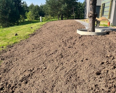 Išlygintas ir suformuotas sklypas po žemės darbų