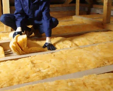 Dakdekker plaatst isolatiematerialen