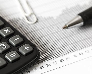 Taschenrechner, Millimeterpapier und Kugelschreiber