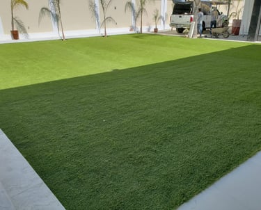Césped sintético verde y duradero instalado en un patio trasero en Guadalajara