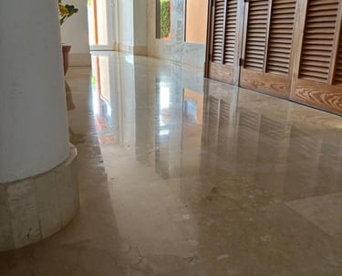 Especialistas en reformas integrales en Mallorca, equipo profesional coordinando obra de vivienda