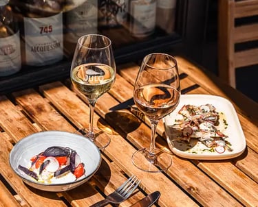 Deux verres de vin sur une table en terrasse au restaurant