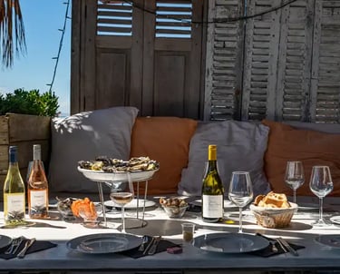 Belle table sur le bassin d'arcachon avec des huitres, des crevettes et du vin