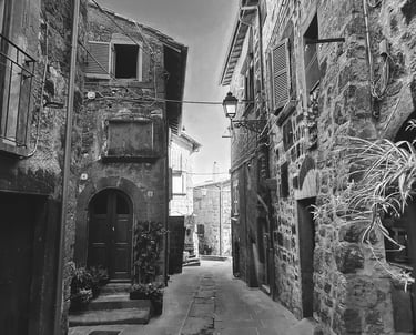 piccolo vicolo di paese italiano arroccato con pavimento e case in pietra antiche