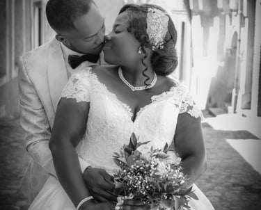 couple à Châteaudun embrasser avec tendresse