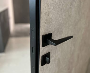 Drzwi ukryte z powloka dekoracyjna