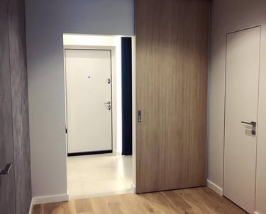 Drzwi przesuwne z powloka dekoracyjna