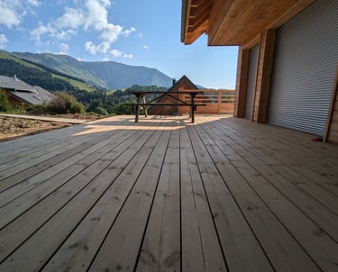 terrasse en pin et volets roulant en aluminium