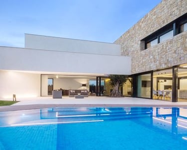 casa moderna con piscina impresionante