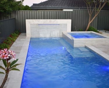 Piscina con cascada y jacuzzi
