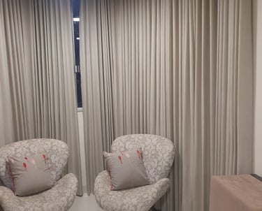 A Brise Cortinas e Persianas é especialista em cortinas sob medida, persianas modernas, rolos e blac