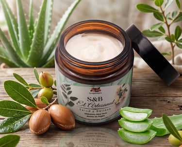 Cuidado natural de la piel: cremas botánicas en envases de vidrio ámbar en entorno natural.