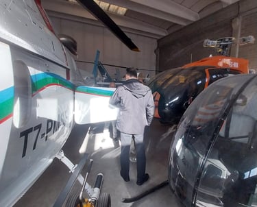 Клиент осматривает вертолет Agusta AW119 Koala перед покупкой в нашем центре в Италии