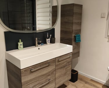 Meuble avec grande vasque, meuble colonne et parquet vinyl aspect bois, miroir ovale