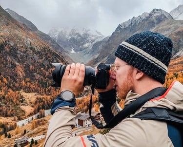 Portrait de Valentin Friedli, photographe de mariage à Fribourg