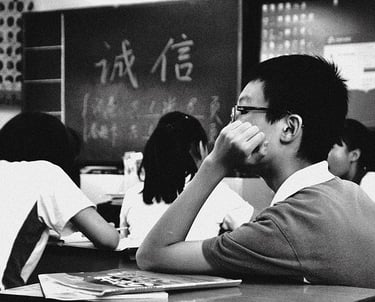 clase con escolares en la que un niño está distraido