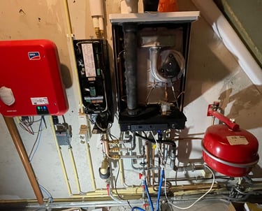 Technische installatie met cv-ketel, expansievat en leidingen in woning te Rotterdam-Hoogvliet
