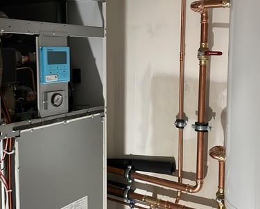Installatie van verwarmingssysteem met leidingen en pompsysteem in woning te Rotterdam-Hoogvliet