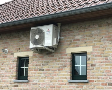 “Airco buitenunit van Mitsubishi gemonteerd aan gevel van woning in Rotterdam-Hoogvliet