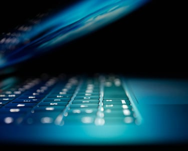 Laptop fechando com infromações seguras