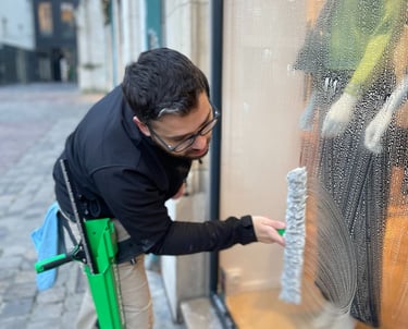 Technicien de M & M Services Pro nettoyant la vitrine du magasin Léo et Ugo à Rouen