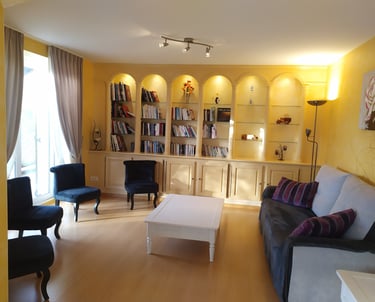 2ème salon, coin bibliothèque avec canapé et fauteuils