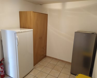 Cellier avec congélateur et réfrigérateur