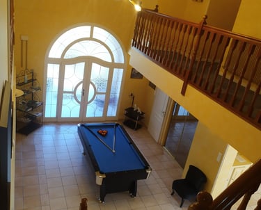 Vue sur le hall d'entrée depuis l'étage