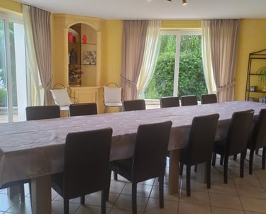 Table de salle à manger avec chaises