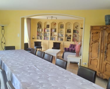 Table de salle à manger avec chaises et vue sur la bibliothèque