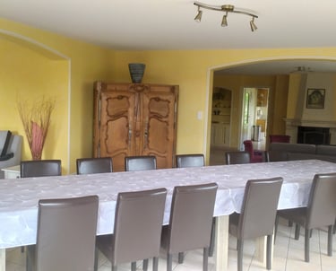 Table de salle à manger avec chaises et vue sur le salon