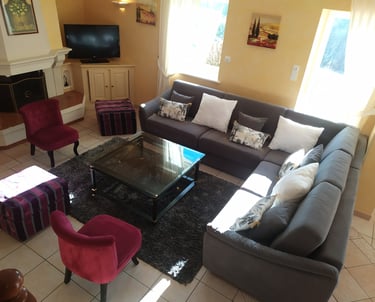 Salon avec canapé et télé