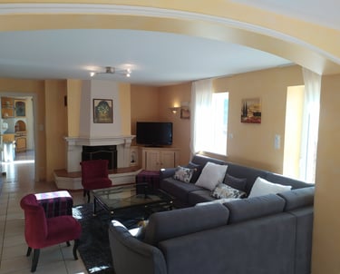 Salon avec canapé et télé