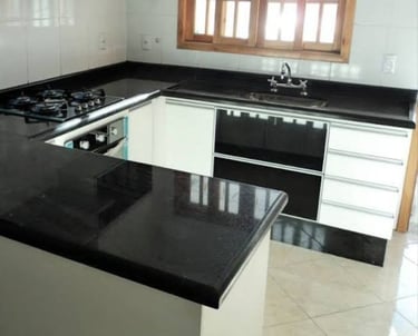 Bancada de cozinha em granito preto são gabriel, formato L L