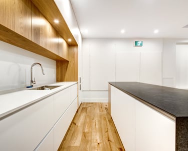 cuisine neuve blanche et bois