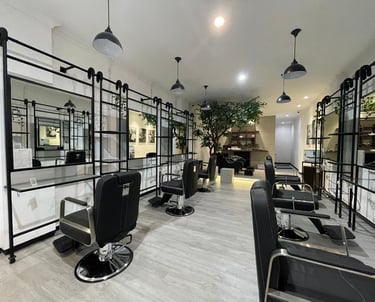 tempat potong rambut paling rekomendasi di surabaya, tentunya hanya di tjoekeor bawah pohon