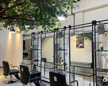 tempat potong tjoekeor bawha pohon barbershop yang nyaman dan bersih
