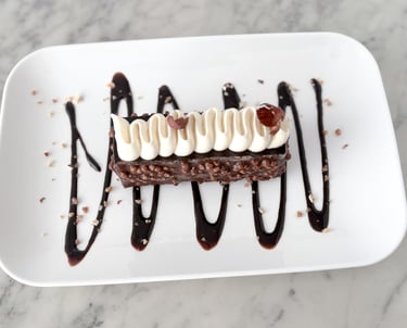Dessert à l’assiette raffiné – création pâtissière artisanale dressée avec élégance, textures variée