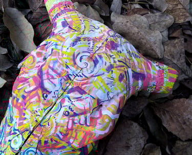 peinture aux couleurs vives sur un crane  sur un lit de feuilles mortes