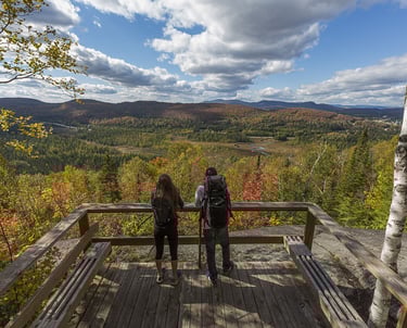 2 personnes observant les paysages du parc de la foret ouareau dans lanaudiere